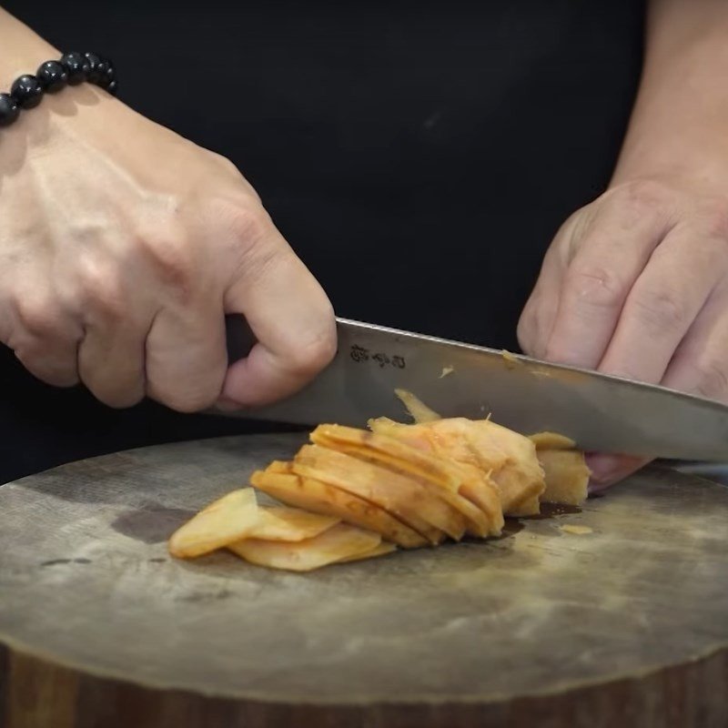 Sơ chế riềng và các gia vị cho món cá trê om riềng mẻ