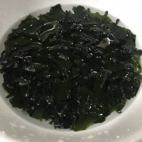 Sơ chế rong biển để nấu canh