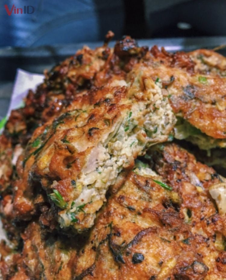 Sơ chế rươi đúng cách trước khi thực hiện cách nấu rươi với trứng