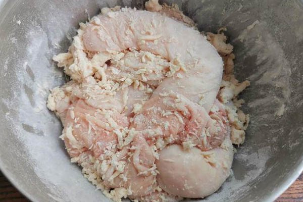 Sơ chế ruột già bằng bột mì để món lòng xào dưa không còn mùi hôi