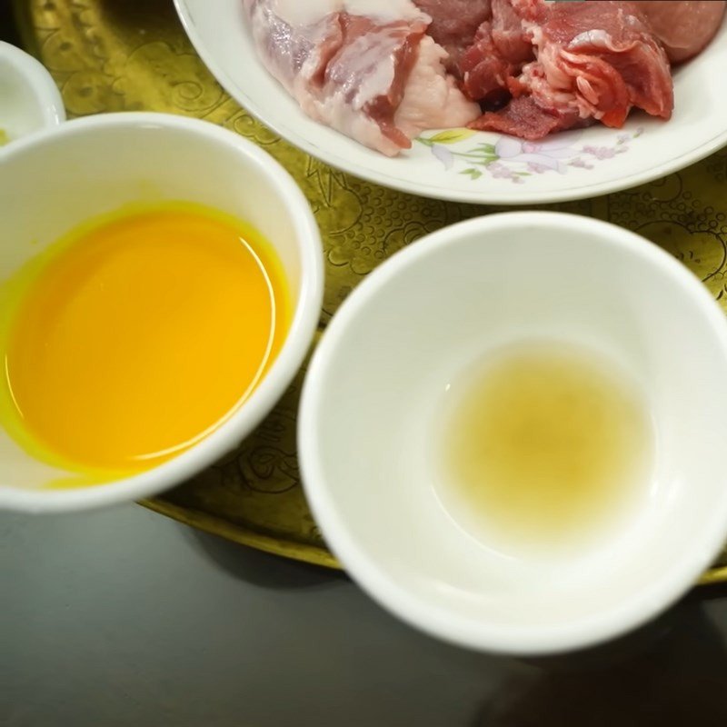 Sơ chế sả và tỏi băm nhỏ