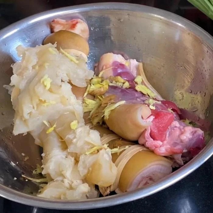 Sơ chế sạch sẽ thịt và xương ngựa giúp tạo nên nước dùng lẩu ngựa trong và thơm