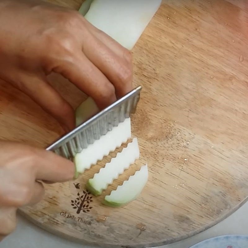 Sơ chế su hào và cà rốt cho món canh