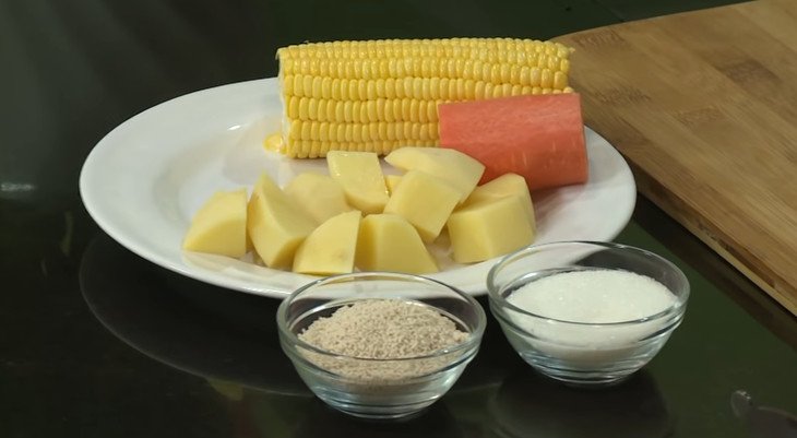 Sơ chế su su và cà rốt để nấu canh chay