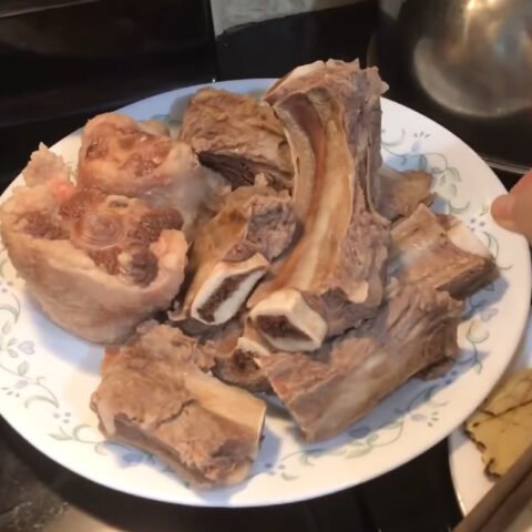 Sơ chế sườn bò sạch cho món lẩu