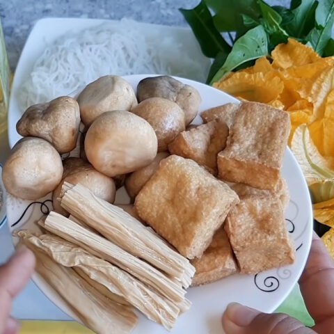 Sơ chế tàu hũ ky và nấm rơm cho món lẩu mắm chay