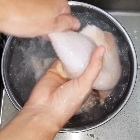 Sơ chế thịt gà bằng bột mì khử mùi