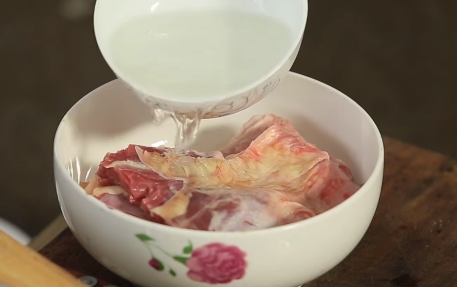 Sơ chế thịt lợn làm giò me