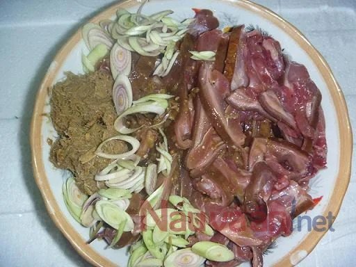 Sơ chế thịt mèo đúng cách để nấu lẩu nước dừa.