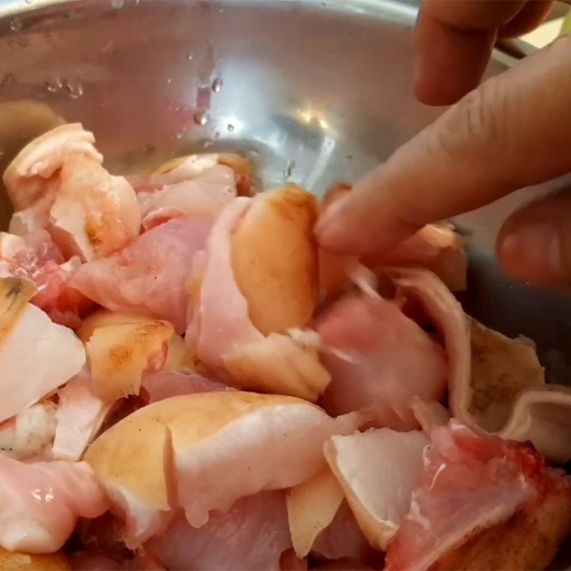 Sơ chế thịt thỏ bằng cách thui qua lửa