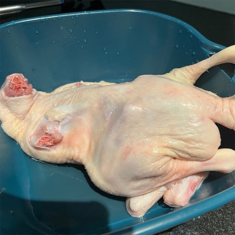 Sơ chế thịt vịt và gia vị cho món cháo vịt miền Bắc