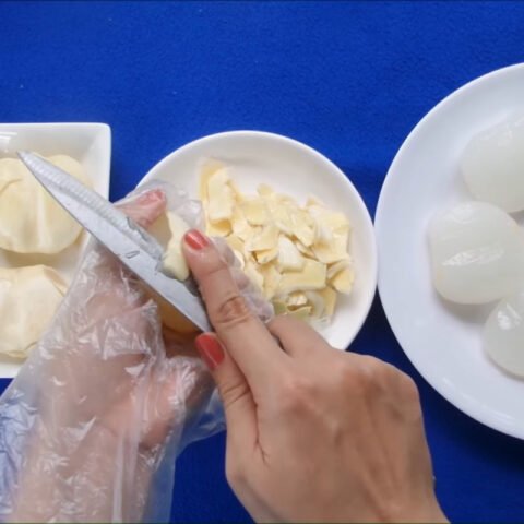 Sơ chế thốt nốt tươi, gọt vỏ và cắt lát mỏng đều