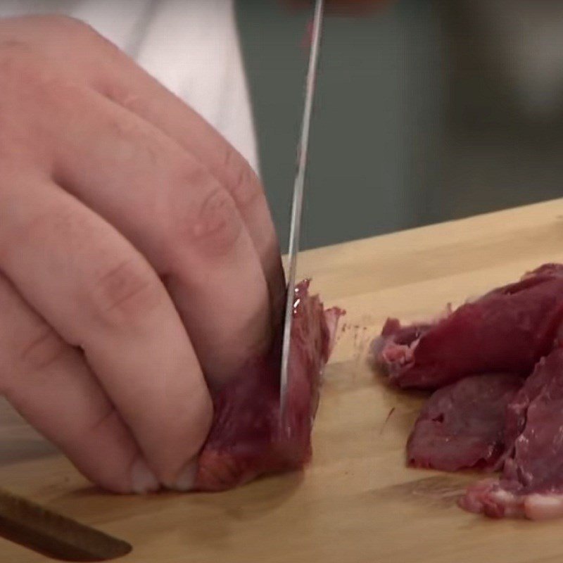 Sơ chế tim lợn cẩn thận để loại bỏ mùi tanh trước khi xào mướp