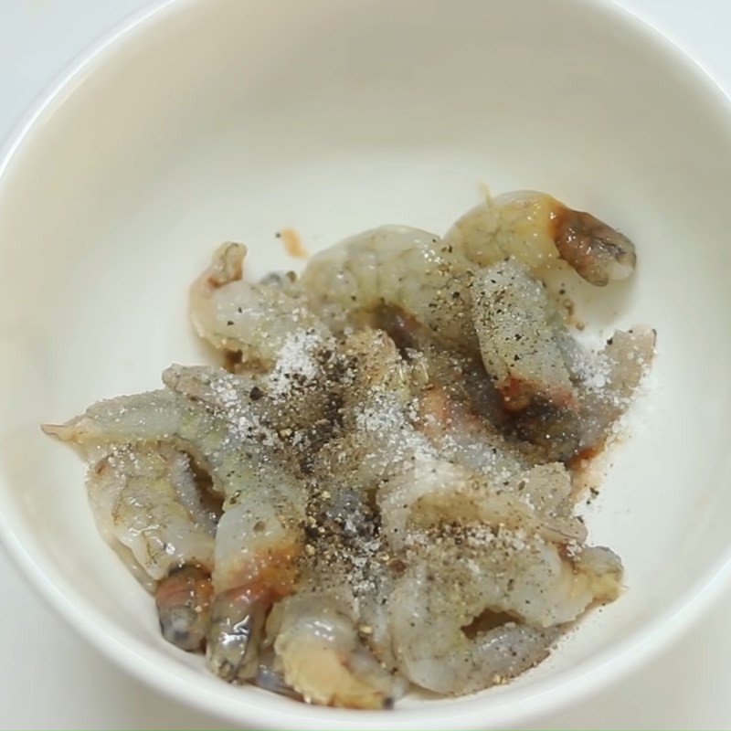 Sơ chế tôm tươi và các nguyên liệu khác cho bún cá lóc tôm tươi