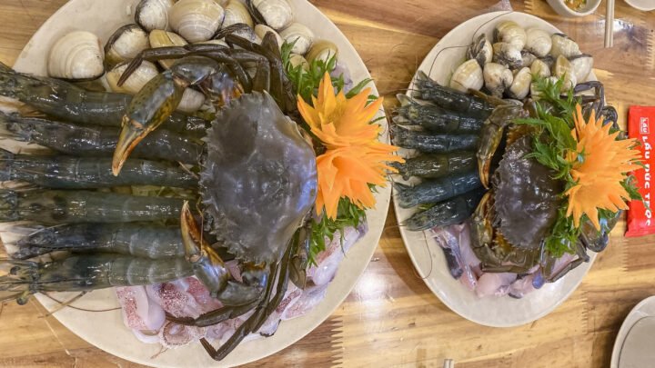 Sơ chế tôm và cua tươi sống cho món lẩu hải sản