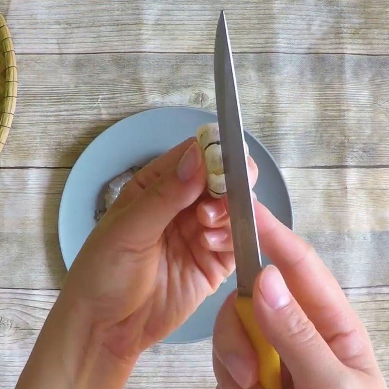 Sơ chế tôm và rau bí đúng cách