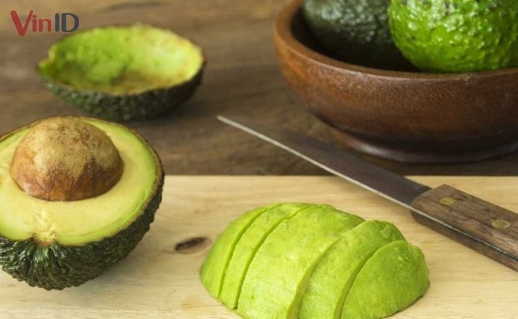 Sơ chế và cắt bơ thành từng miếng nhỏ chuẩn bị làm bơ dầm