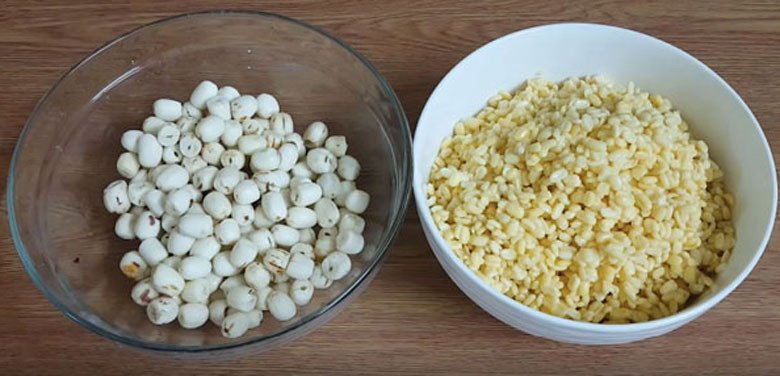 Sơ chế và hầm hạt sen cho món chè đỗ xanh hạt sen