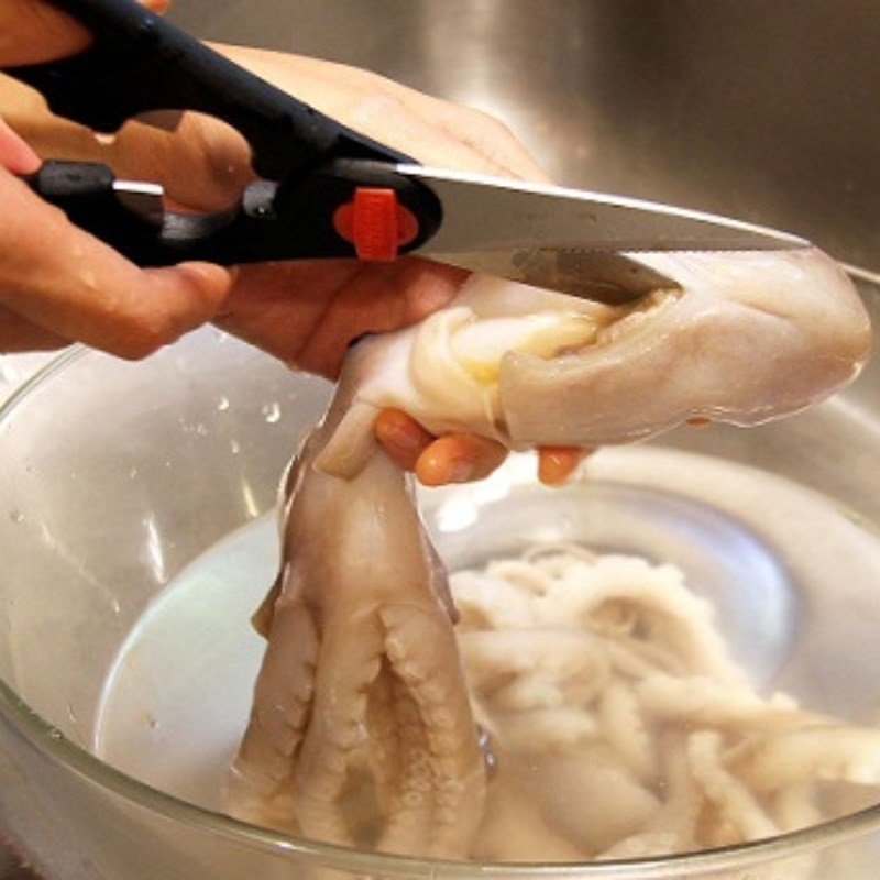 Sơ chế và làm sạch bạch tuộc trước khi chế biến