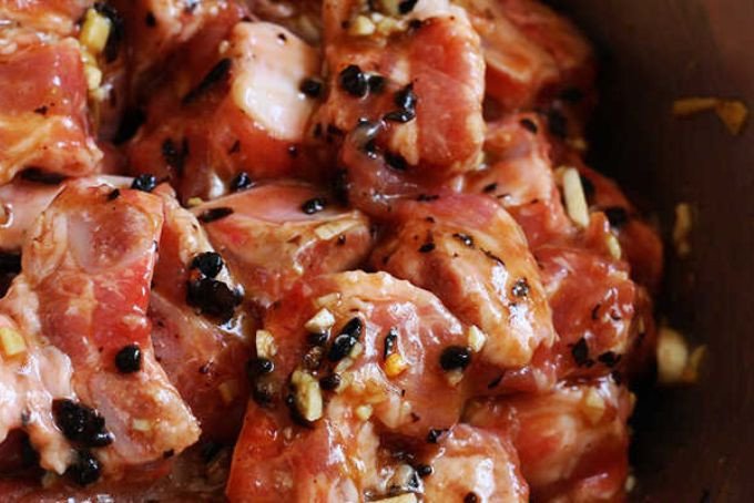 Sơ chế và tẩm ướp thịt lợn thủ công