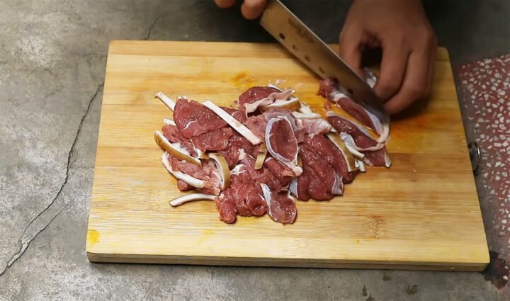 Sơ chế và thái lát thịt bê non