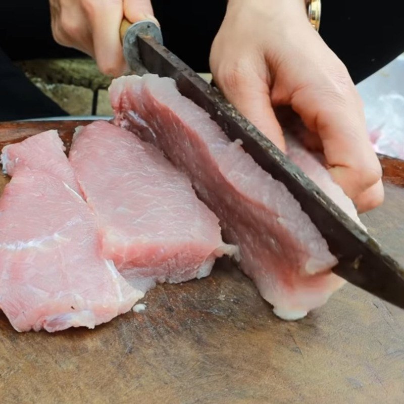 Sơ chế và thái lát thịt heo cho món thịt gác bếp