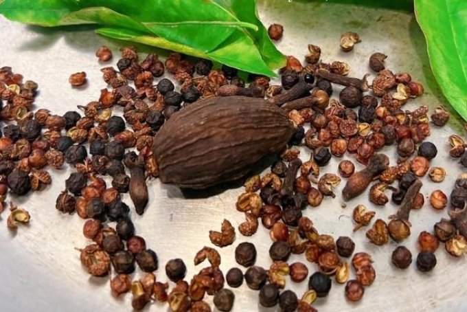 Sơ chế và trộn đều gia vị ướp gà ủ muối thịt hồng