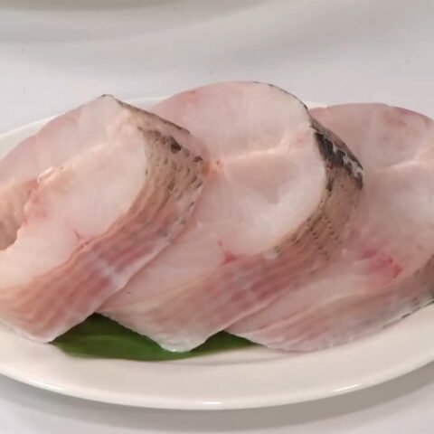 Sơ chế và ướp cá chuối chuẩn bị om mẻ