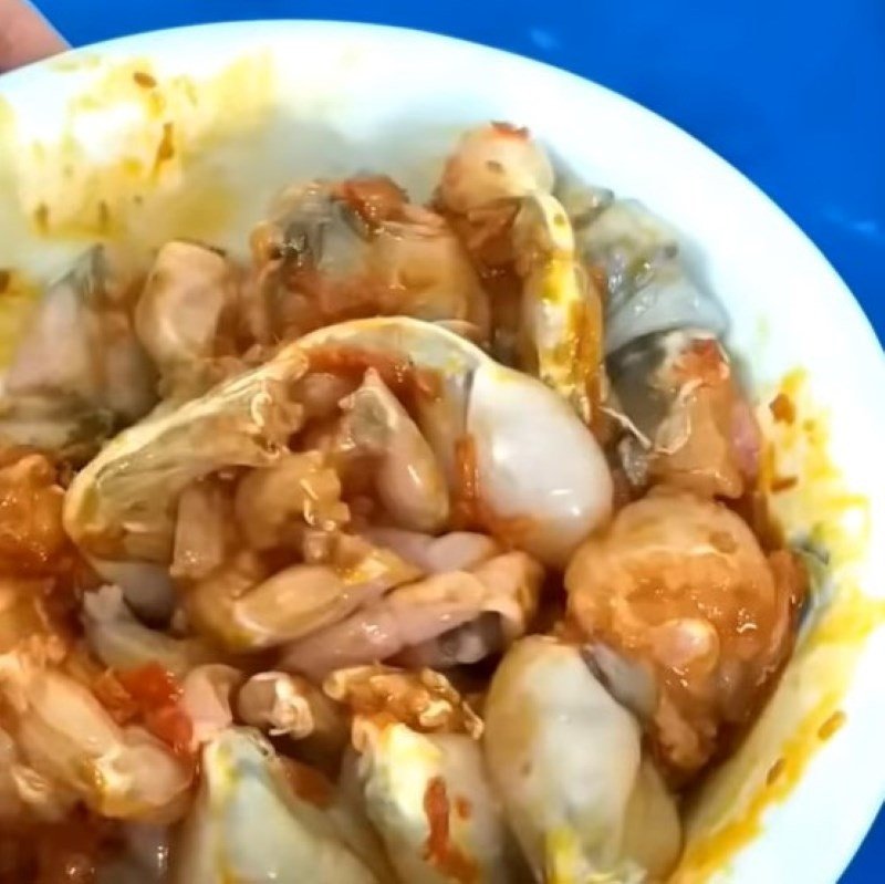 Sơ chế và ướp ếch với sa tế