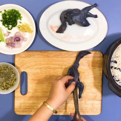 Sơ chế và ướp gà ác để nấu cháo