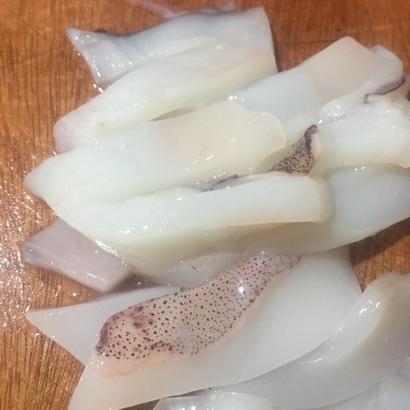 Sơ chế và ướp mực