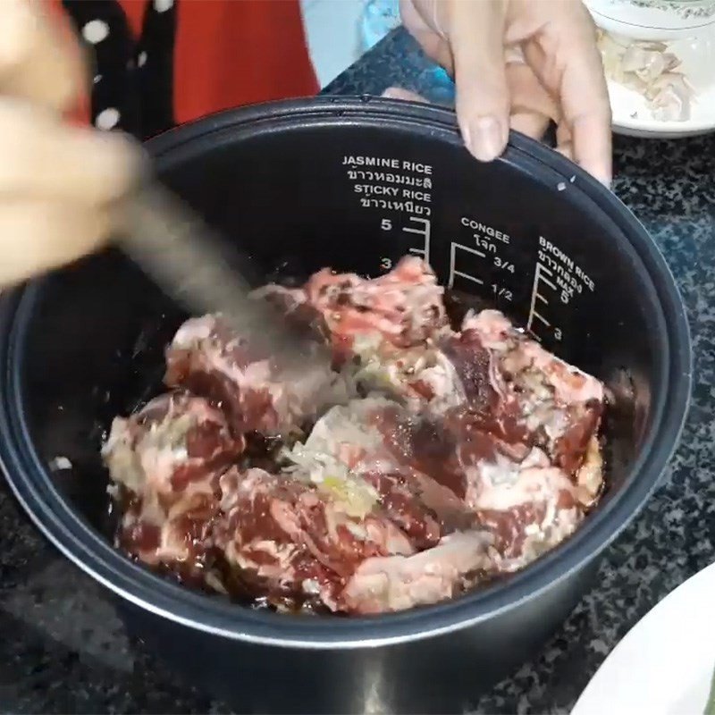 Sơ chế và ướp sườn bò chuẩn bị nấu sườn bò ngon
