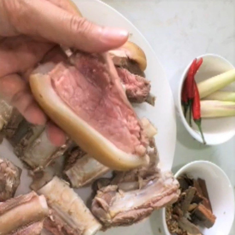 Sơ chế xương bò sạch sẽ cho lẩu xương bò