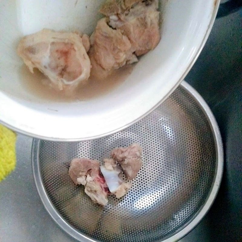 Sơ chế xương heo để làm canh xương khoai tây