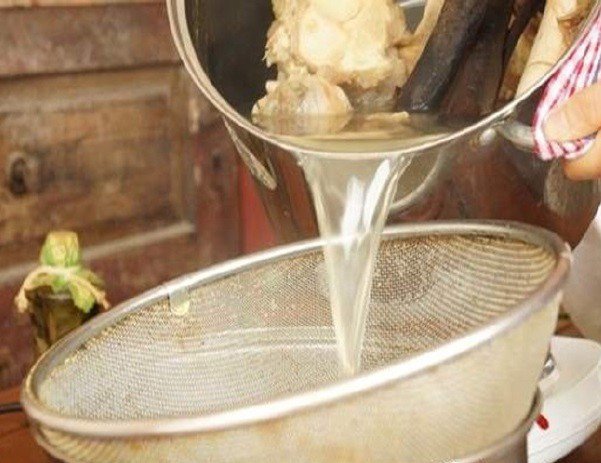 Sơ chế xương heo để làm nước dùng cho món bún mắm đơn giản