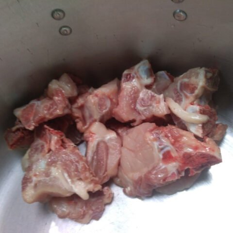 Sơ chế xương heo kỹ lưỡng để nước canh xương khoai sọ trong