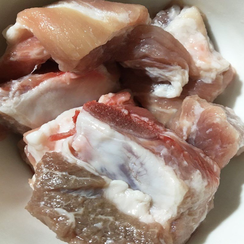 Sơ chế xương heo sạch trước khi ướp