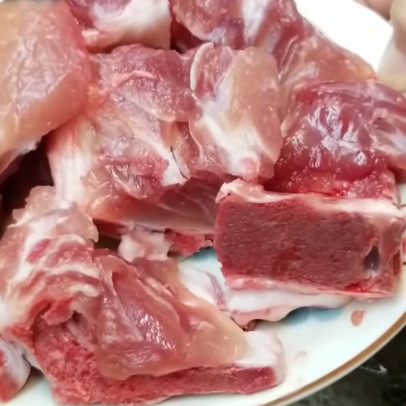 Sơ chế xương heo và cà chua cho lẩu cá lóc nấu chua