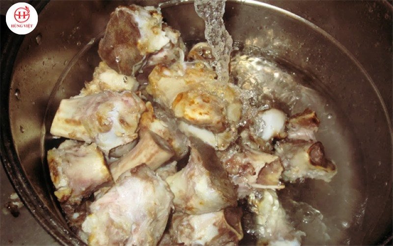 Sơ chế xương ống heo kỹ lưỡng cho nước dùng bún chả trong vắt