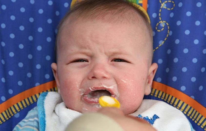 So sánh hiệu quả khi pha bột ăn dặm với sữa mẹ và sữa công thức