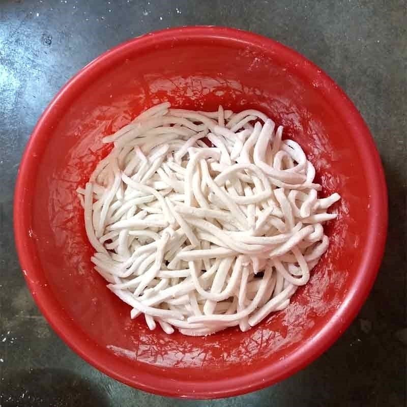 Sợi bánh canh bột lọc đã được cán dẹt và cắt thành sợi
