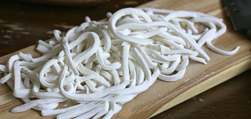 Sợi bánh canh được làm tại nhà theo công thức bánh canh cá lóc Huế