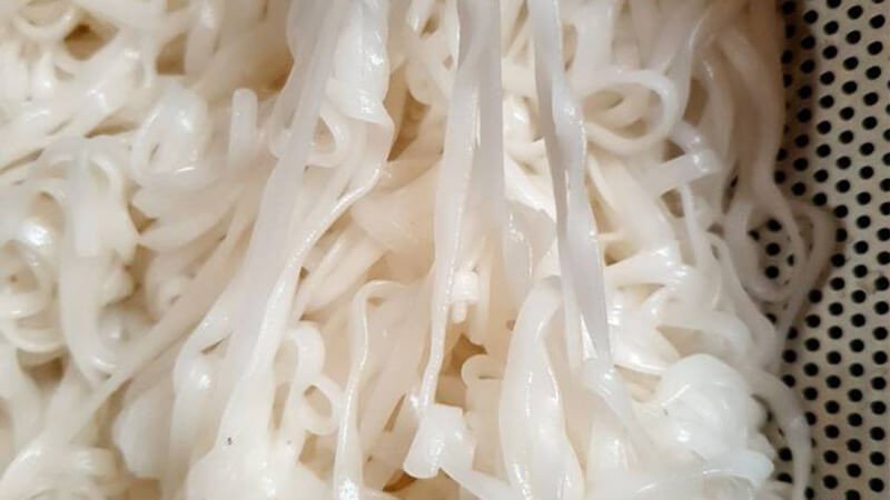Sợi bánh phở tươi làm từ bột gạo là một cách làm bánh từ bột gạo đơn giản