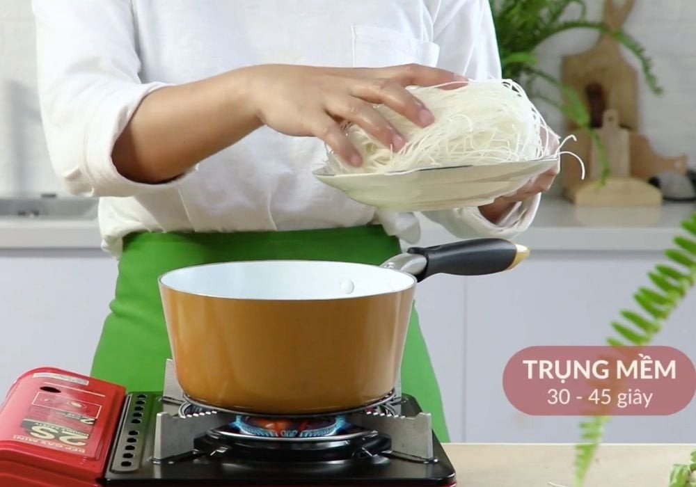 Sợi hủ tiếu tươi đang được trụng trong nước sôi