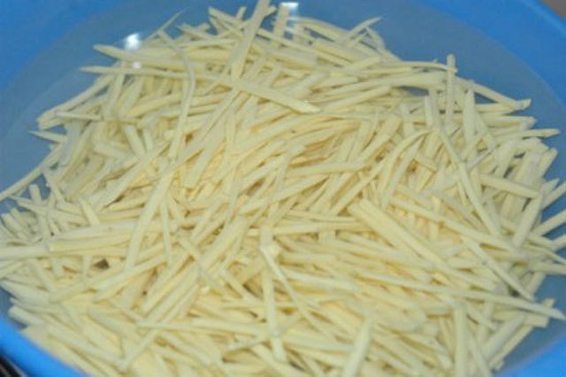 Sợi khoai lang đã sơ chế và ngâm muối chuẩn bị cho cách làm bánh khoai lang