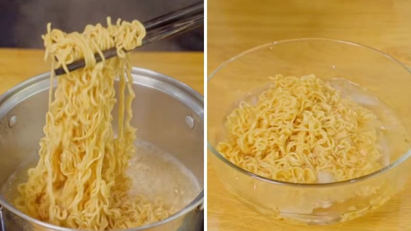 Sợi mì Hảo Hảo đang được trụng nước sôi để chuẩn bị xào chua cay