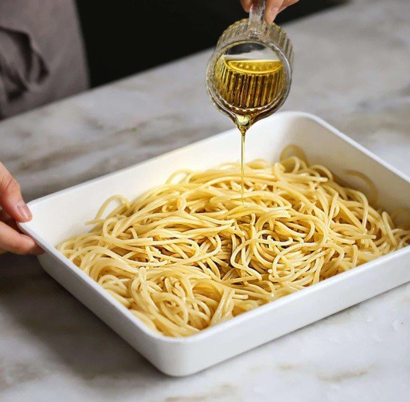 Sợi mì spaghetti đã được luộc chín tới và xả qua nước lạnh, sẵn sàng để xào