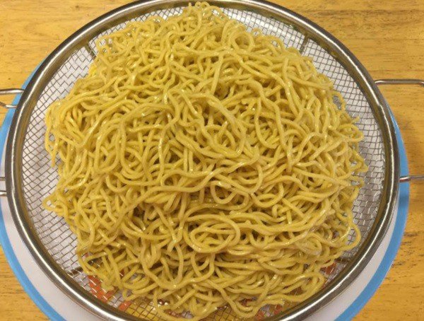 Sợi mì tôm sau khi chần sơ, vớt ra ráo nước, sẵn sàng cho món mì xào thịt bò