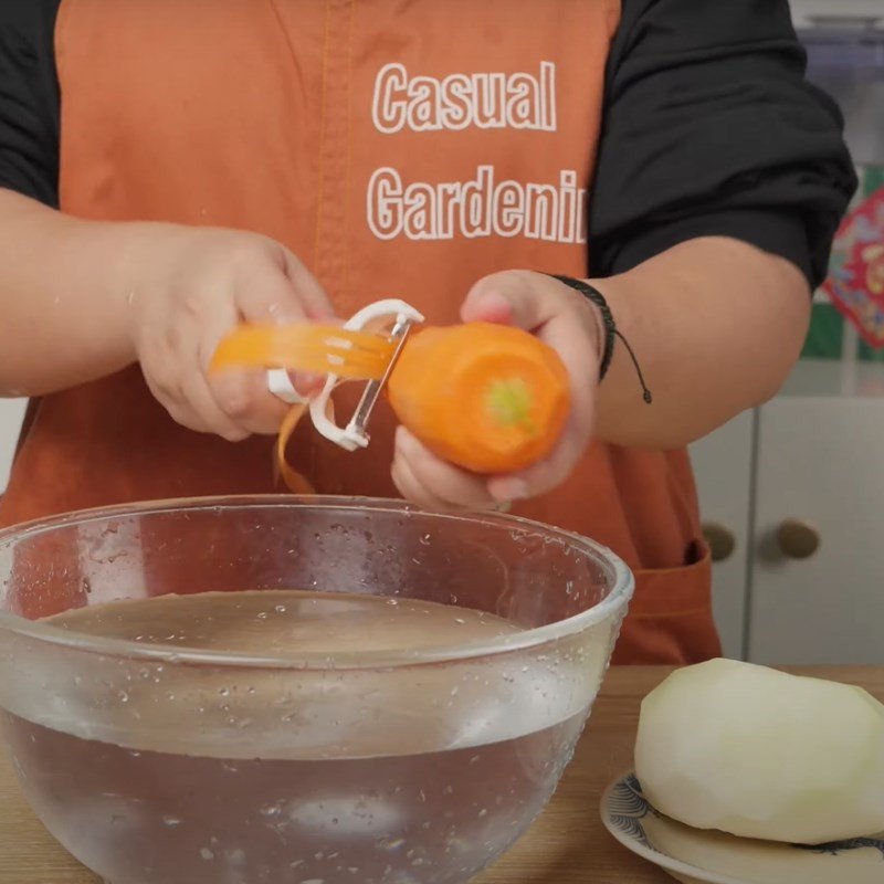 Sợi su hào và cà rốt đã bào, sẵn sàng cho món mực khô xào su hào