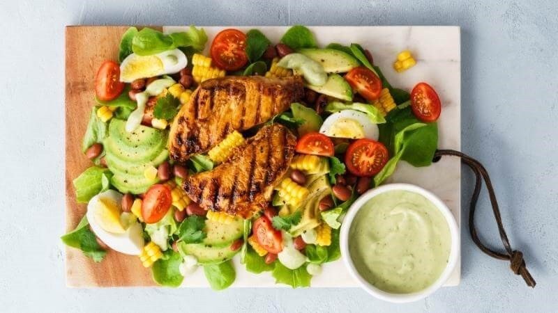 Sốt bơ sáp xanh mướt rưới lên đĩa salad tươi, giải pháp thay thế sốt kem
